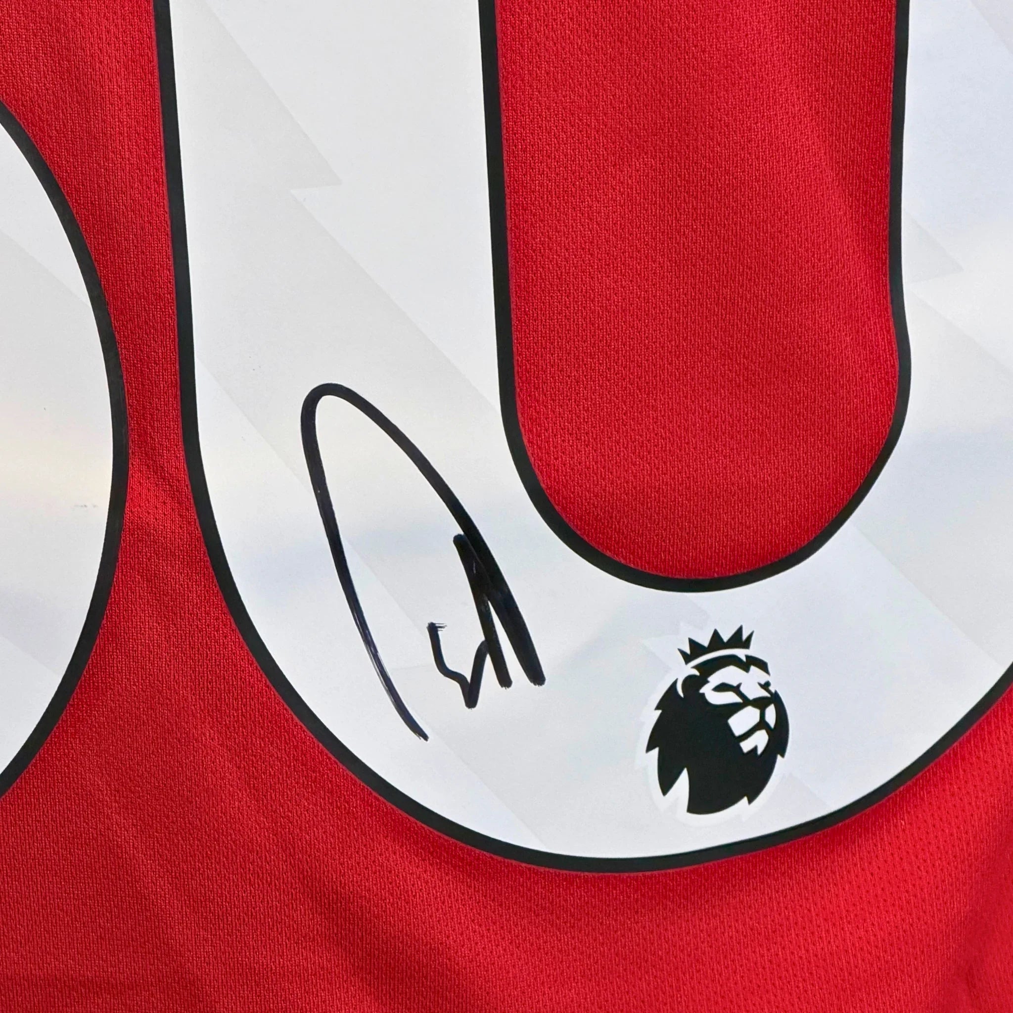 BenjaminSeskoSignedManchesterUnited2025_26HomeShirt-signature | Iconic Shirts