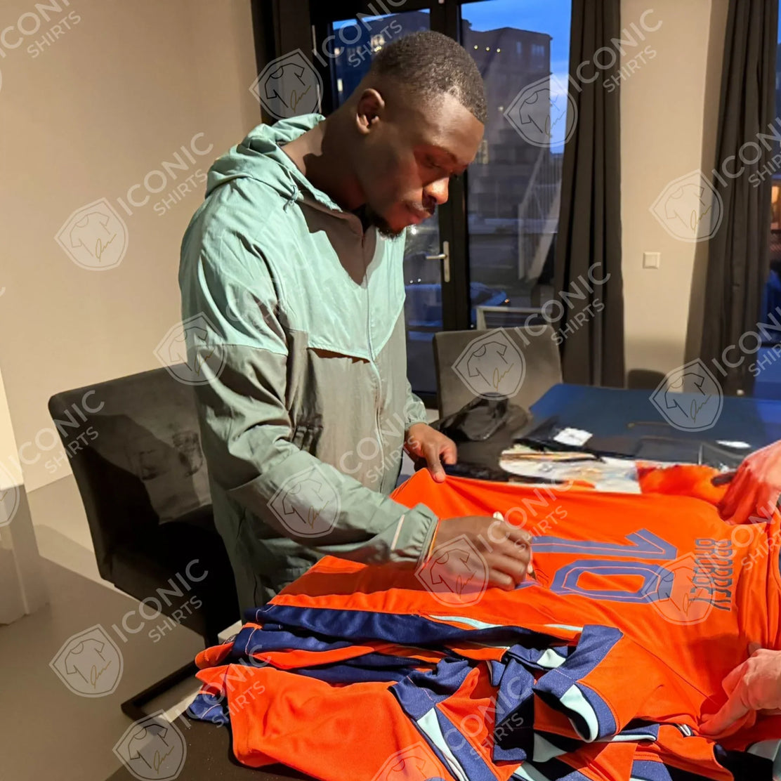 Photo de Brian Brobbey signant le maillot domicile des Pays-Bas 2024_2026 | Iconic Shirts