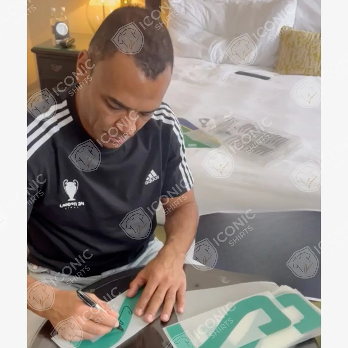 CafuSignedBrazilHomeShirt2022-signaturephotoproof | Iconic Shirts