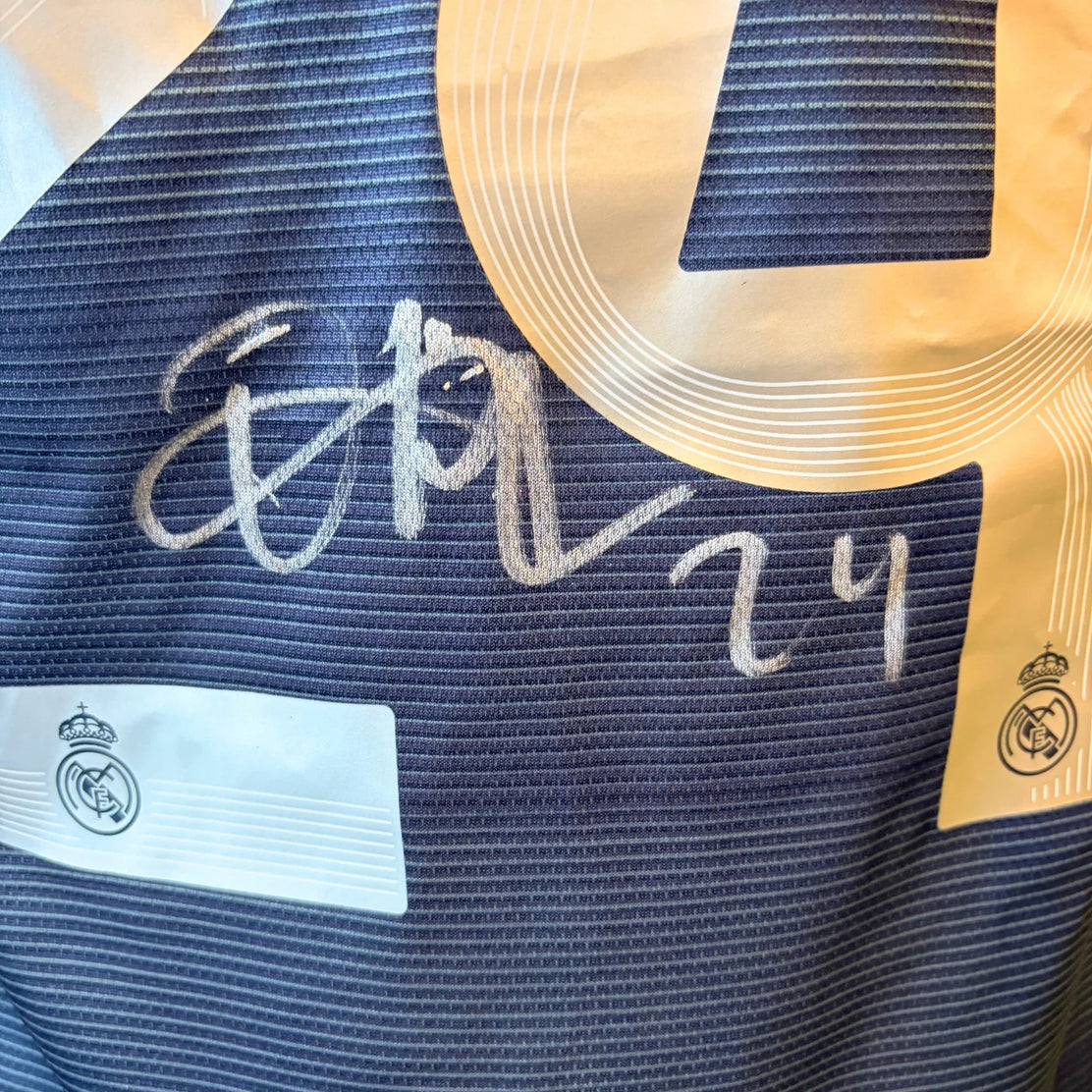 DeanHuijsenSignedRealMadridAwayFootballShirt_2025_26-signature | Iconic Shirts