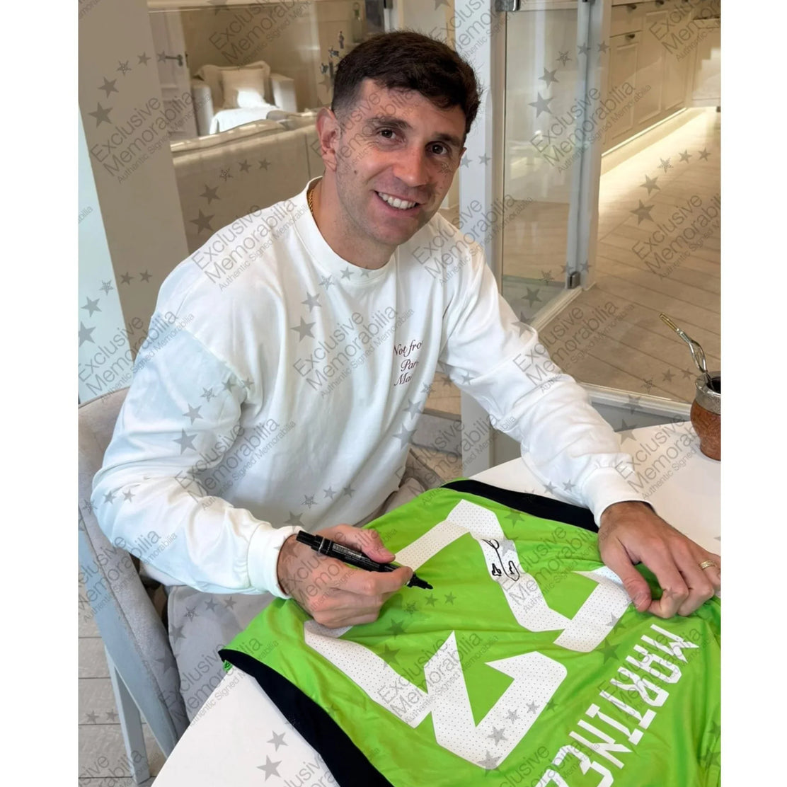 EmilianoMartinezSignedArgentinaHomeGoalkeeperShirt-2022-23-signingproof | Iconic Shirts