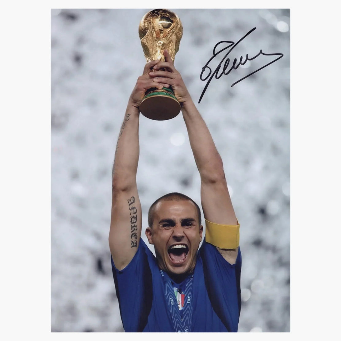 Photo de football signé de Fabio Cannavaro pour l’Italie - preuve de signature du vainqueur de la Coupe du monde | Iconic Shirts