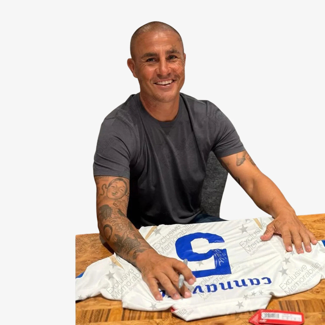 alt
Fabio Cannavaro signiertes Italien-Fußballtrikot 2010-11 Auswärts-Fotobeweis | Iconic Shirts