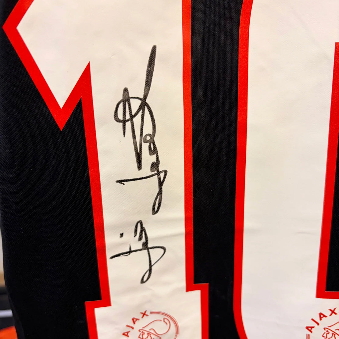 JariLitmanenSignedAjaxFootballShirt-1998-99Away-signature | Iconic Shirts