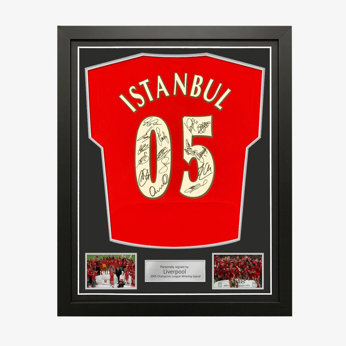 Maillot domicile encadré Liverpool Squad signé en 2005 à Istanbul | Iconic Shirts