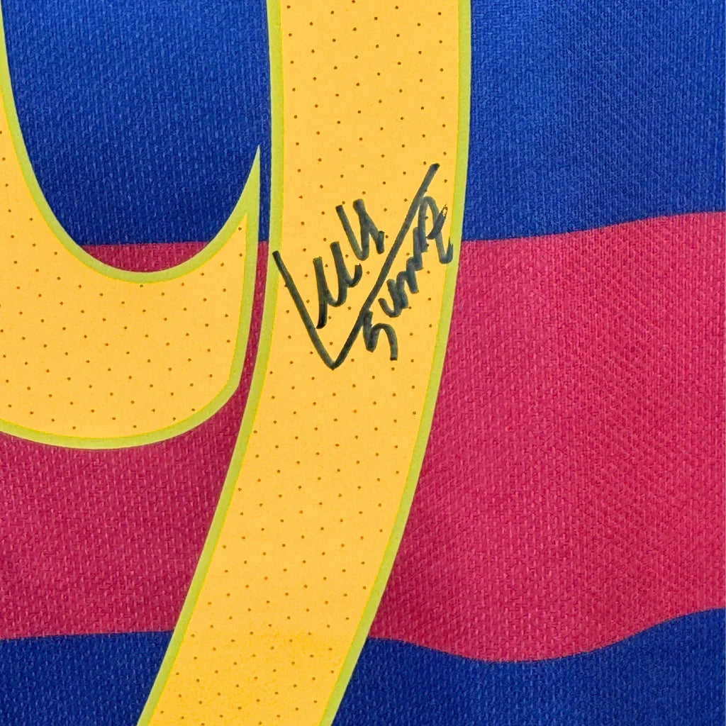 LuisSuarezSigniertesFCBarcelonaFußballtrikot-2015-16Heim-Signatur | Iconic Shirts