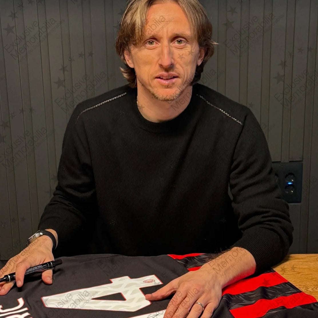 Maillot de football domicile AC Milan 2025_26 signé par Luka Modric - preuve photo | Iconic Shirts