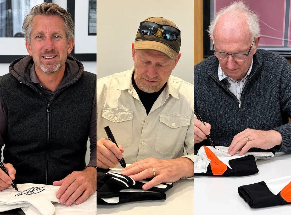 Support d’exposition de gants triple signé des gardiens de Manchester United Stepney, Schmeichel et Van der Sar | Iconic Shirts