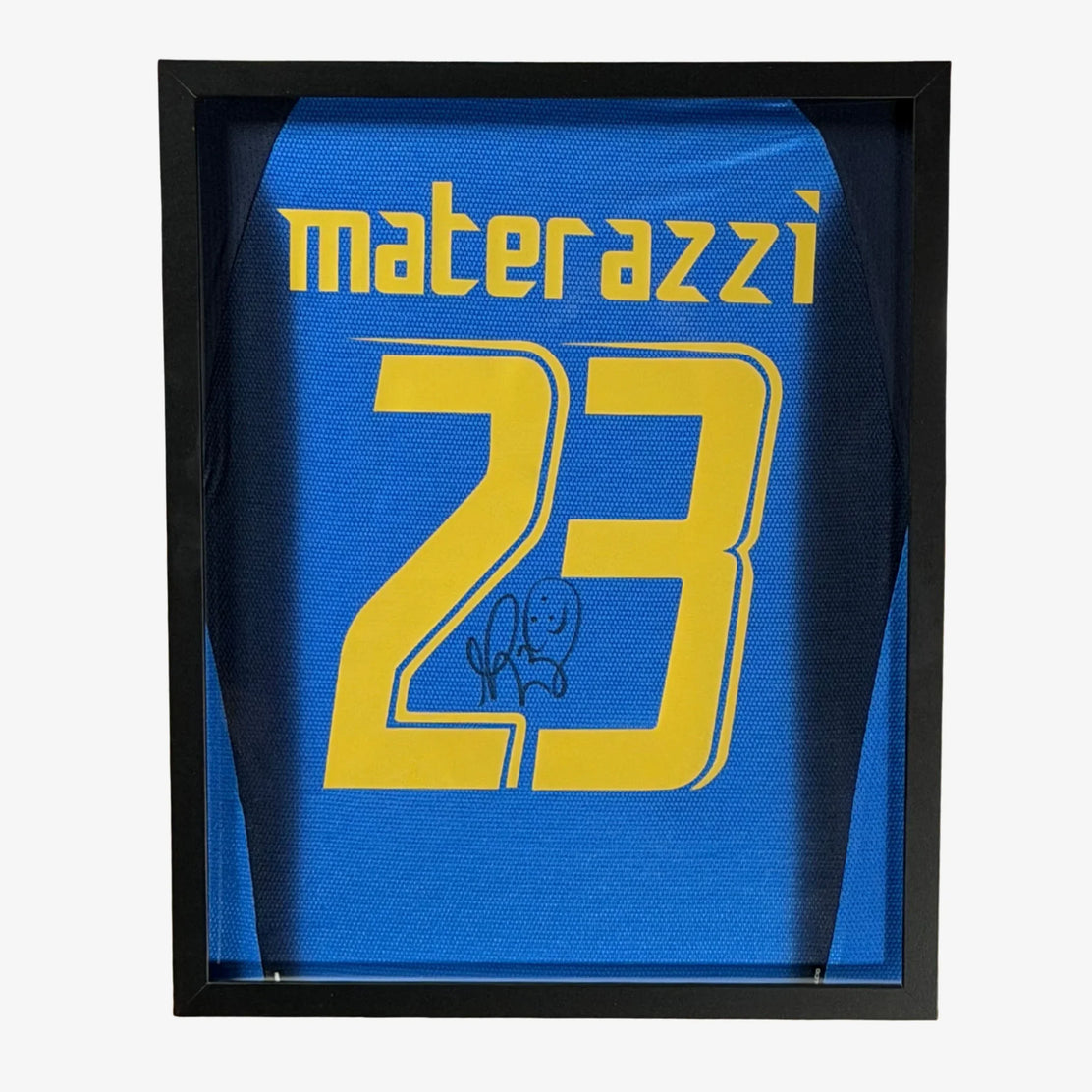 MarcoMaterazziSigniertes Italienisches Fußballtrikot – Heimtrikot-Weltmeister 2006, gerahmt | Iconic Shirts