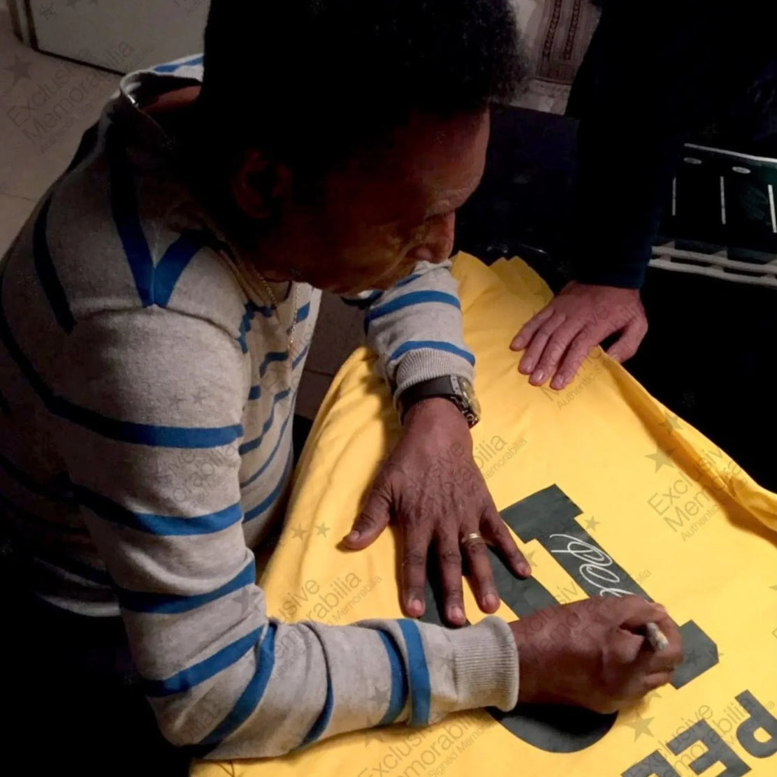 Pele signiertes Brasilien-Fußballtrikot 1970 Heimtrikot mit Echtheitsnachweis | Iconic Shirts