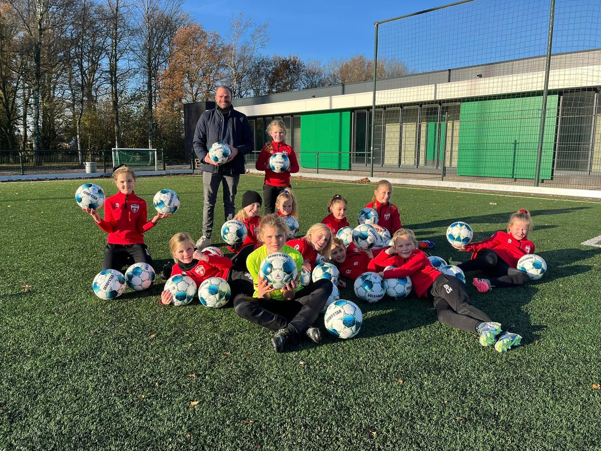 Youth players of the Twente regional team with 35 new footballs