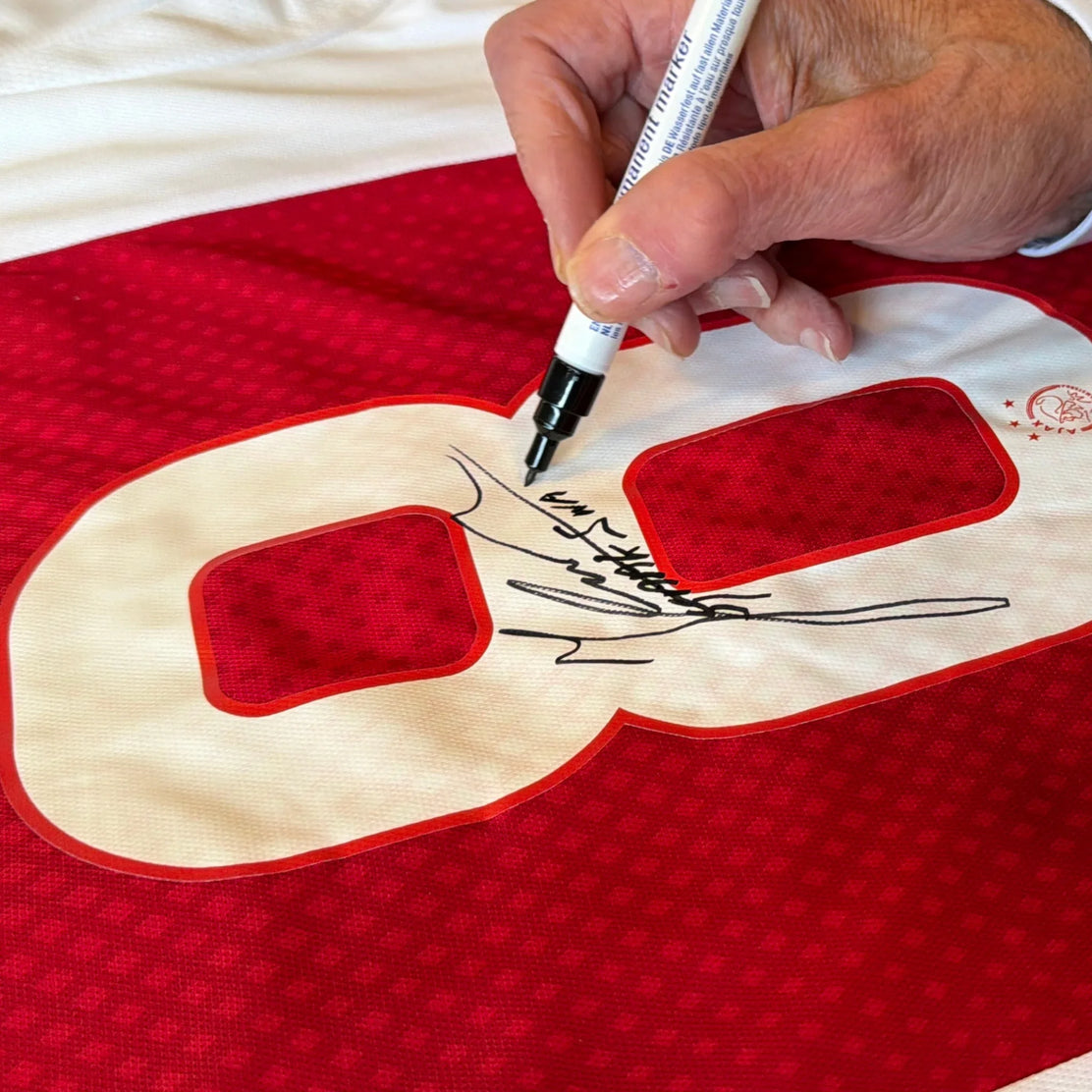 SjaakSwartSignedAjaxHomeShirt-Framed-closeupsigning | Iconic Shirts