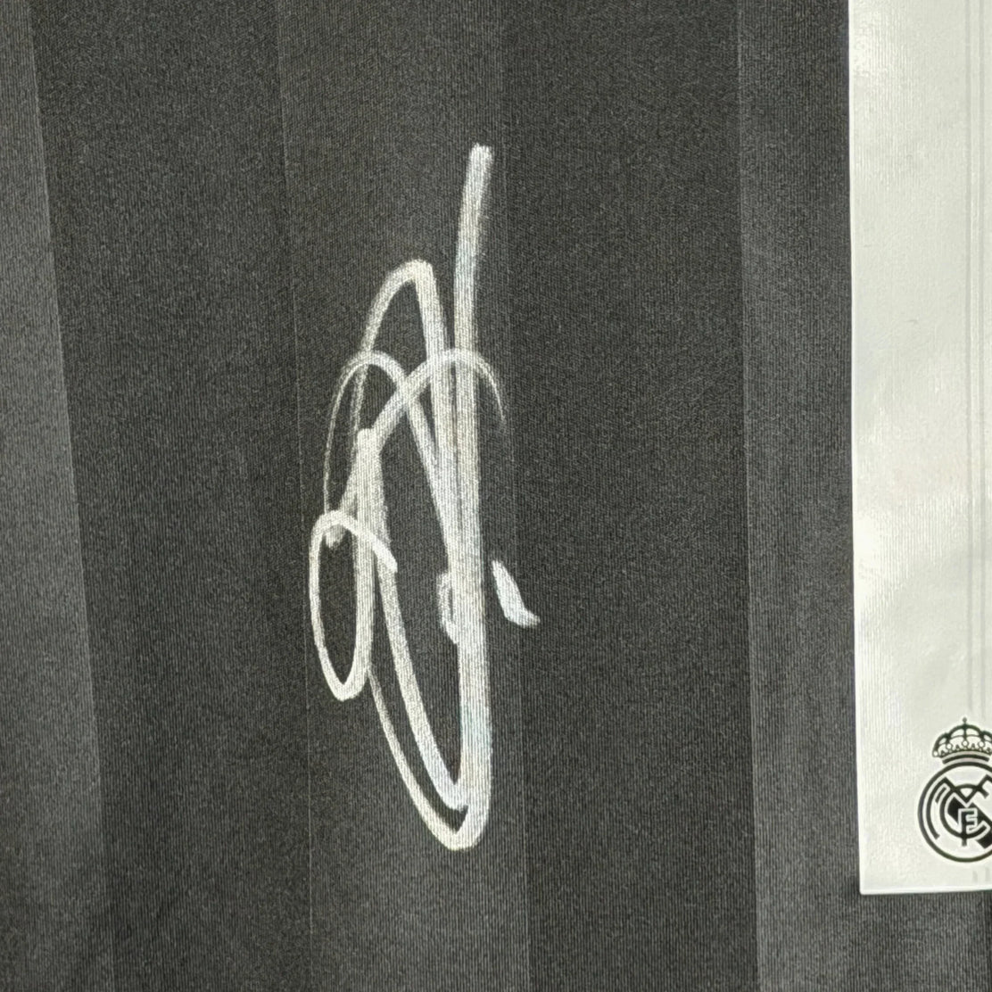 ThibautCourtoisSignedRealMadridGoalkeeperShirt_2024_25-signature_ca204533-333a-49a2-8135-c2cf5ff43803 | Iconic Shirts
