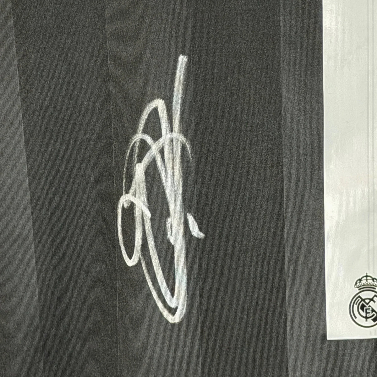 ThibautCourtoisSignedRealMadridGoalkeeperShirt_2024_25-signature_ca204533-333a-49a2-8135-c2cf5ff43803 | Iconic Shirts