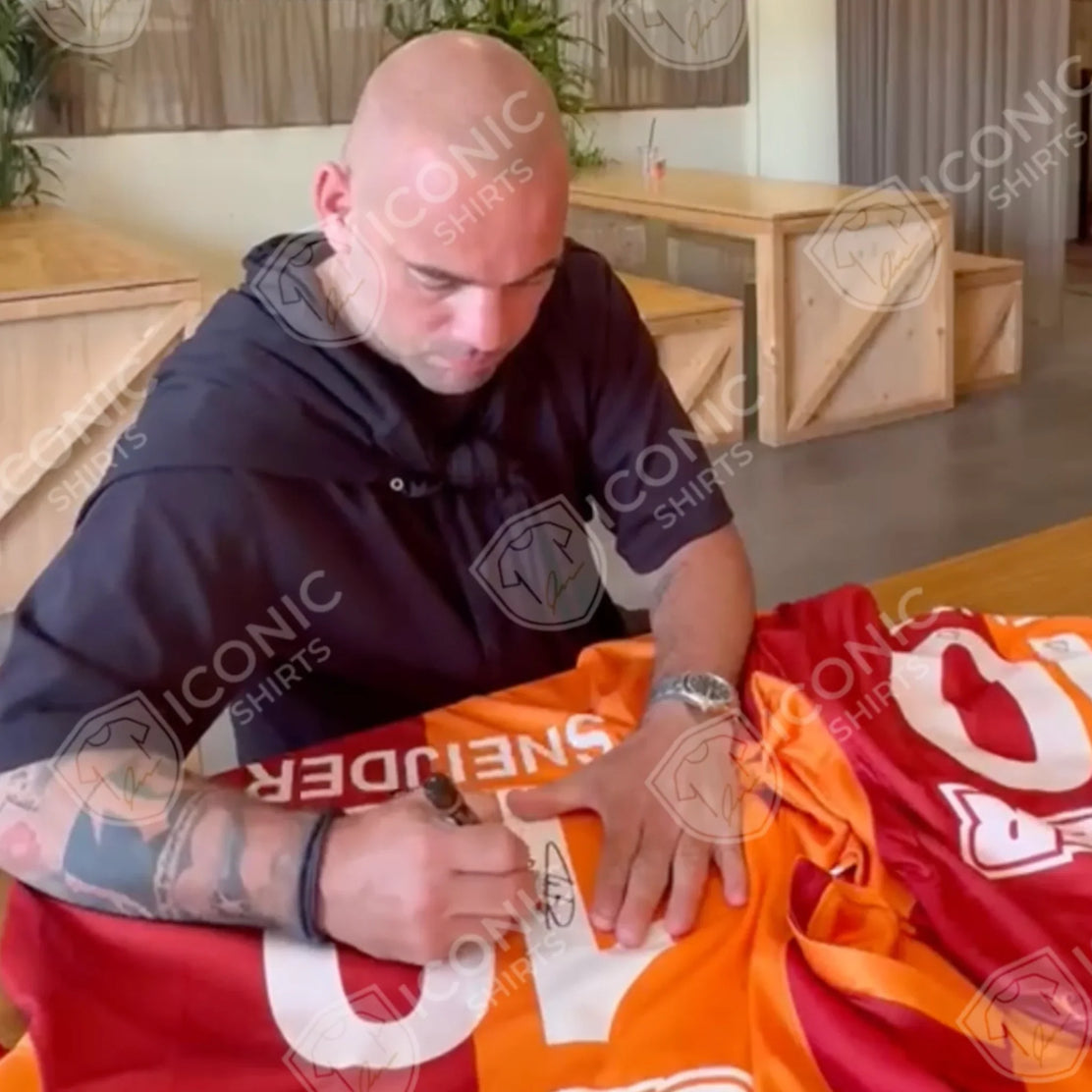 Photo de signature du maillot domicile Galatasaray 2013-2014 signé par Wesley Sneijder | Iconic Shirts