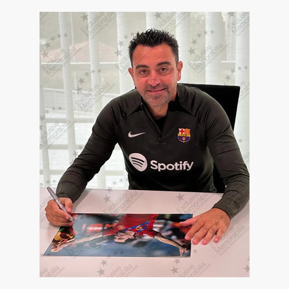 Photo de XaviHernandez signant pour l’Espagne - football, Coupe du monde 2010, preuve de signature | Iconic Shirts