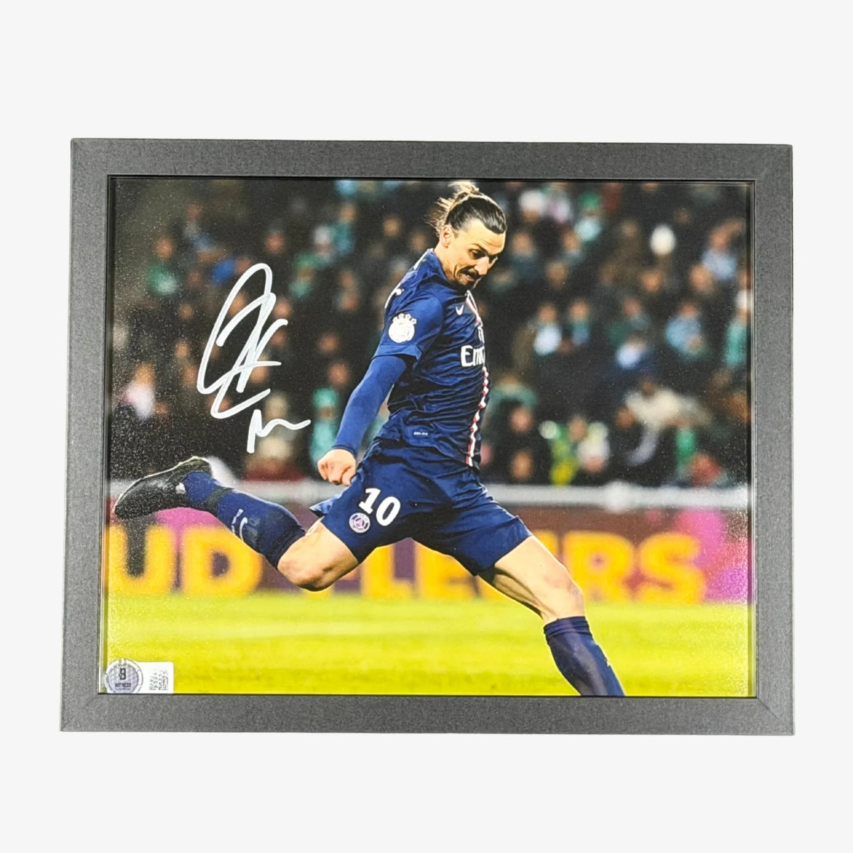 Photo dédicacée de Zlatan Ibrahimović au Paris Saint-Germain | Iconic Shirts